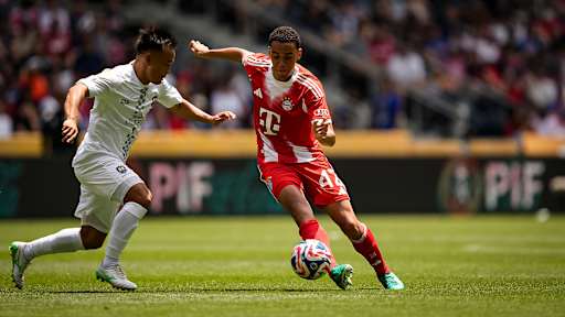Jamal Musiala schießt den Ball mit dem Außenrist zum 7:0 gegen Auckland City FC bei der Klub-WM ins Tor
