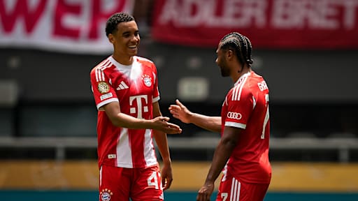Jamal Musiala und Serge Gnabry klatschen ab nach dem 7:0 gegen Auckland City FC bei der Klub-WM