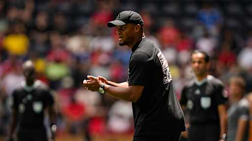 Vincent Kompany an der Seitenlinie im Spiel des FC Bayern gegen Auckland City FC bei der Klub-WM