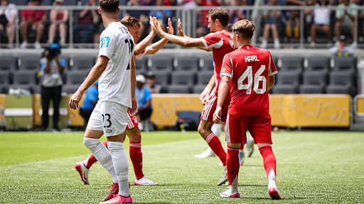 Thomas Müller, Joshua Kimmich und Lennard Karl jubeln gegen Auckland City FC bei der Klub-WM