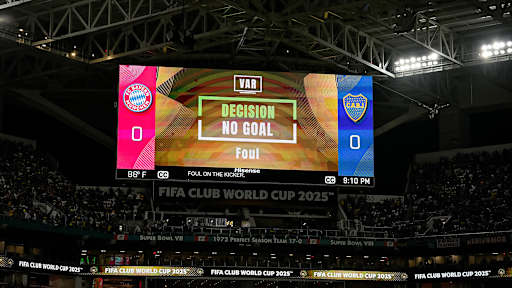 Videoleinwand mit der Anzeige "No Goal" im Spiel des FC Bayern gegen die Boca Juniors bei der Klub-WM.