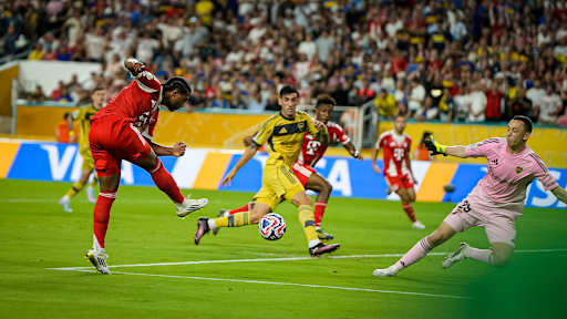 Serge Gnabry bringt den Ball von der rechten Seite scharf vors Tor im Spiel des FC Bayern gegen die Boca Juniors bei der Klub-WM.