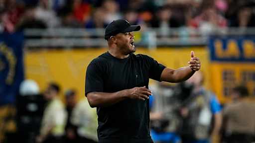 Vincent Kompany coacht von der Seitenlinie im Spiel des FC Bayern gegen die Boca Juniors bei der Klub-WM.