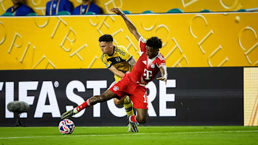 Kingsley Coman im Zweikampf im Spiel des FC Bayern gegen die Boca Juniors bei der Klub-WM.