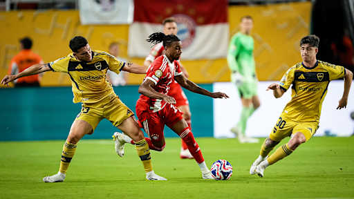 Michael Olise mit Ball im Fuß im Spiel des FC Bayern gegen die Boca Juniors bei der Klub-WM.