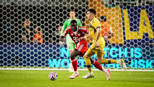 Dayot Upamecano fokussiert den Ball im Spiel des FC Bayern gegen die Boca Juniors bei der Klub-WM.