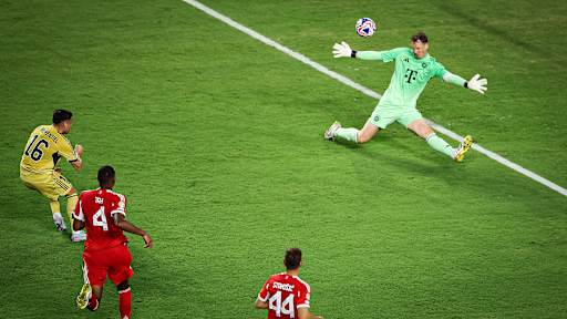 Miguel Merentiel überwindet Manuel Neuer im Spiel des FC Bayern gegen die Boca Juniors bei der Klub-WM.