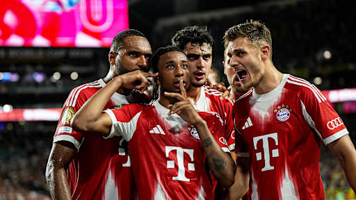 Michael Olise bejubelt mit seinen Teamkollegen sein Tor im Spiel des FC Bayern gegen die Boca Juniors bei der Klub-WM.