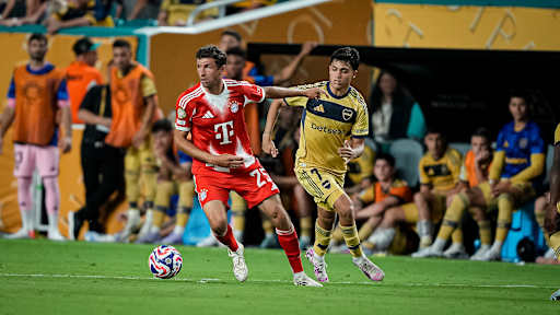 Thomas Müller mit Ball am Fuß im Zweikampf im Spiel des FC Bayern gegen die Boca Juniors bei der Klub-WM.