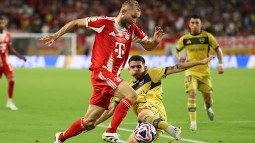 Konrad Laimer im Zweikampf mit einem Spieler von Boca Juniors