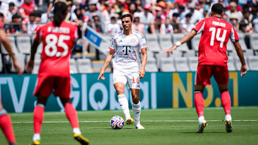 João Palhinha führt den Ball im Spiel des FC Bayern gegen Benfica Lissabon bei der Klub-WM.