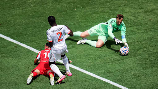 Manuel Neuer sichert sich den Ball im Spiel des FC Bayern gegen Benfica Lissabon bei der Klub-WM.