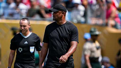 Vincent Kompany an der Seitenlinie  im Spiel des FC Bayern gegen Benfica Lissabon bei der Klub-WM.