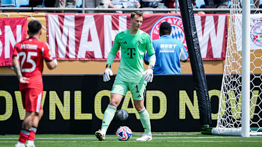 Manuel Neuer mit Fuß am Ball  im Spiel des FC Bayern gegen Benfica Lissabon bei der Klub-WM.