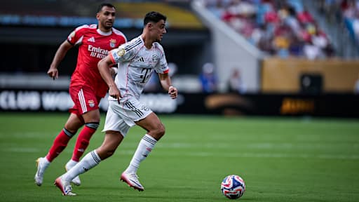 Aleksandar Pavlović im Spiel des FC Bayern gegen Benfica Lissabon bei der Klub-WM.