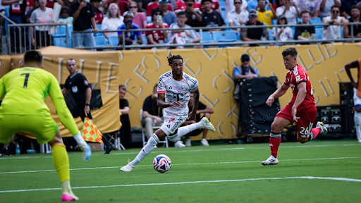 Michael Olise mit Ball im Fuß im Strafraum im Spiel des FC Bayern gegen Benfica Lissabon bei der Klub-WM