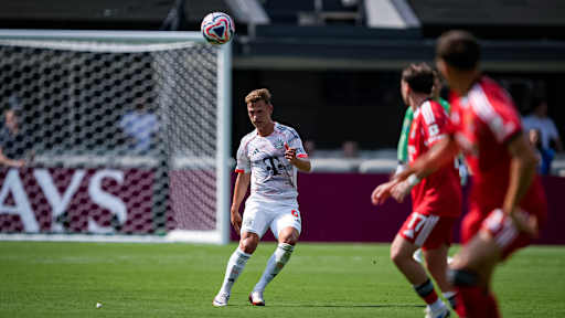 Joshua Kimmich spielt einen Ball in die Tiefe im Spiel des FC Bayern gegen Benfica Lissabon bei der Klub-WM.
