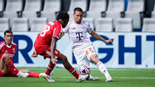 Raphaël Guerreiro im Zweikampf im Spiel des FC Bayern gegen Benfica Lissabon bei der Klub-WM.