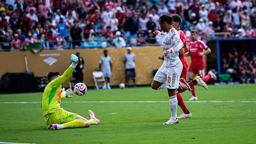 Leroy Sané scheitert am Torhüter im Spiel des FC Bayern gegen Benfica Lissabon bei der Klub-WM.