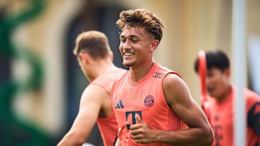 Tom Bischof lacht am Donnerstag im FC Bayern-Training.