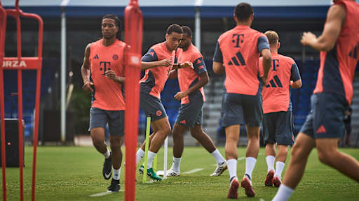 Jamal Musiala beim Warmmachen im Training neben Michael Olise und Jonathan Tah.