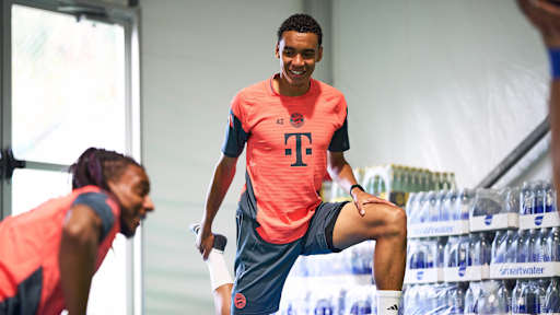 Jamal Musiala und Michael Olise am Donnerstag im FC Bayern-Training.
