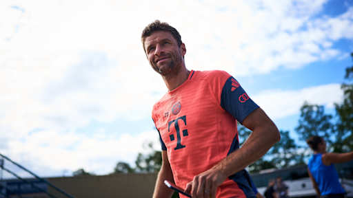 Thomas Müller auf dem Weg ins Bayern-Training in der Teamline.