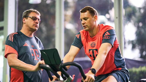 Manuel Neuer auf einem Ergometer beim Warmmachen.