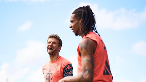 Thomas Müller und Michael Olise am Donnerstag im FC Bayern-Training.