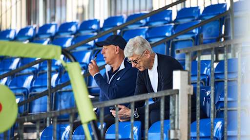 Arsene Wenger sitzt auf der Tribüne beim Bayern-Training