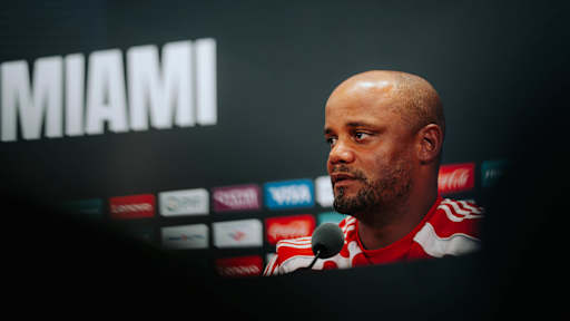 Vincent Kompany auf der Pressekonferenz des FC Bayern