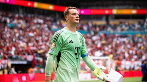 Manuel Neuer betritt den Rasen m Hard Rock Stadium von Miami vor dem Achtelfinalspiel gegen Flamengo