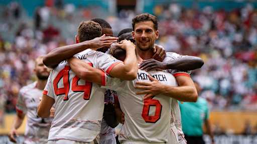 Leon Goretzka jubelt mit den Teamkollegen nach dem Tor zm 1:0 gegen Flamengo bei der Klub-WM