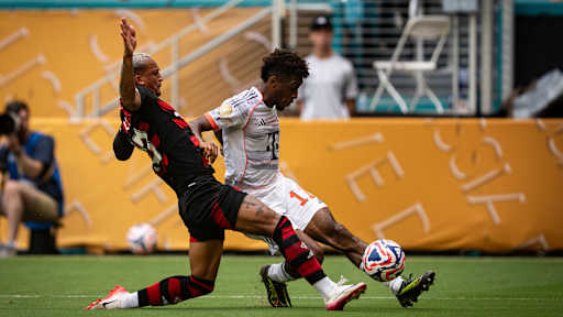 Kingsley Coman am Ball wird von einem Flamengo-Spieler attackiert