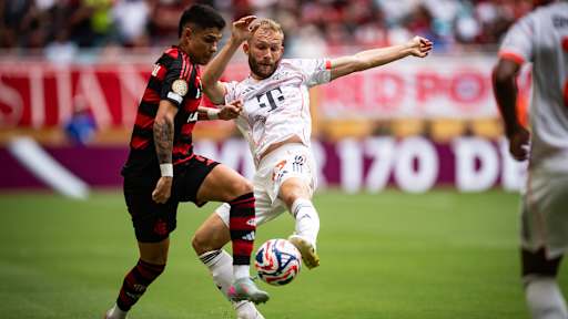 Konrad Laimer im Zweikampf mit seinem Flamengo-Gegenspieler im Achtelfinale der Kluzb-WM.