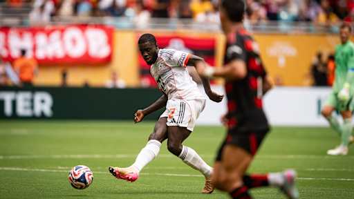 Dayot Upamecano passt den Ball im Klub-WM-Achtelfinale gegen Flamengo