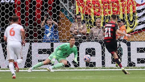 Jorginho verlädt Manuel Neuer beim Elfmeter und trifft zum 2:3 für Flamengo