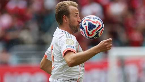 Harry Kane mit Ball vor dem Gesicht im Klub-WM-Achtelfinale FC Bayern gegen Flamengo
