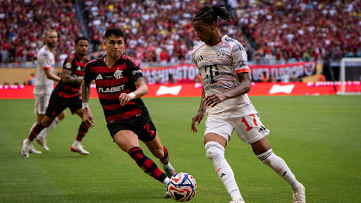 Michael Olise am Ball im Klub-WM-Achtelfinale FC Bayern vs. Flamengo.