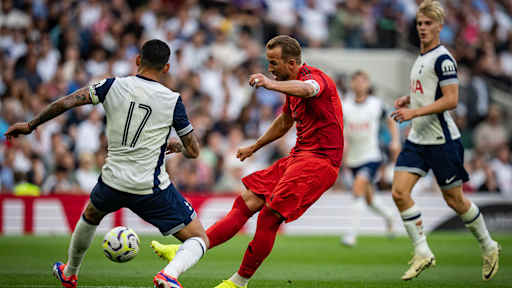 Harry Kane setzt im Testspiel des FC Bayern gegen Tottenham Hotspur zum Torschuss an.