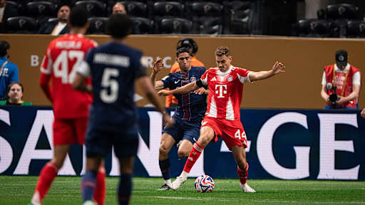 Achraf Hakimi und Josip Stanisic im Zweikampf im Klub-WM-Spiel zwischen dem FC Bayern und Paris Saint-Germain