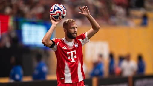 Konrad Laimer beim Einwurf im im Klub-WM-Spiel zwischen dem FC Bayern und Paris Saint-Germain