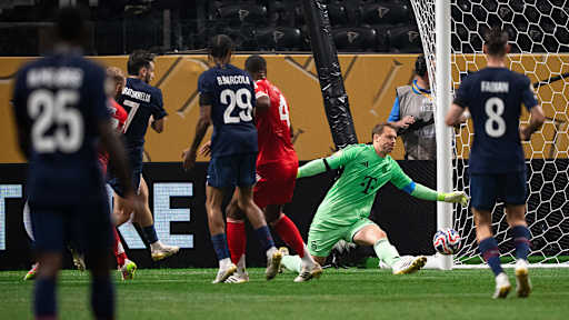Manuel Neuer pariert einen Abschluss von Khvicha Kvaratskhelia im Klub-WM-Spiel zwischen dem FC Bayern und Paris Saint-Germain