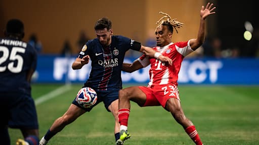 Sacha Boey und Khvicha Kvaratskhelia im Klub-WM-Spiel zwischen dem FC Bayern und Paris Saint-Germain