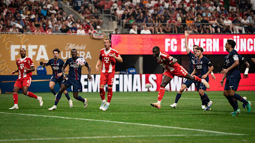 Dayot Upamecano erzielt ein Abseitstor im Klub-WM-Spiel zwischen dem FC Bayern und Paris Saint-Germain.