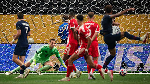 Desire Doue erzielt das 1:0 im Klub-WM-Spiel zwischen dem FC Bayern und Paris Saint-Germain.