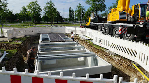 Grube zum Einbau der Trafostation für E-Ladepark an der Allianz Arena