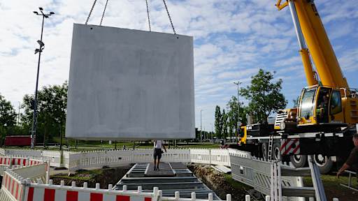 Fundament für Trafostation für E-Ladepark an der Allianz Arenawird eingelassen