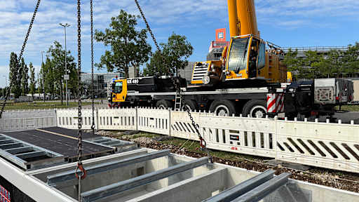 Fundament für Trafostation für E-Ladepark an der Allianz Arena wird gesetzt.