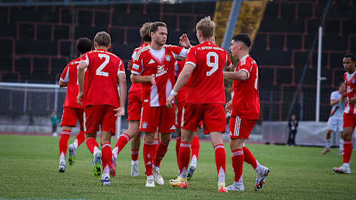 Benno Schmitz und seine Teamkollegen bejubeln ein Tor im Spiel der FC Bayern Amateure beim FC Augsburg II